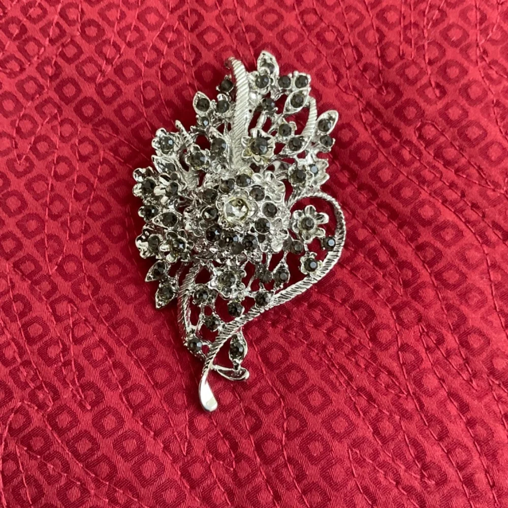 VINTAGE RHINESTONE BROOCH